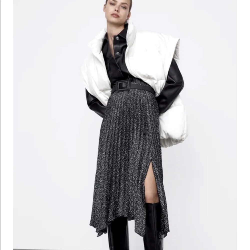BNWT Zara pleated skirt with black white speck design M but fits more S